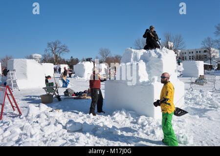 Künstler arbeiten auf sehr große Blöcke von Schnee in der Snow Sculpting Wettbewerb, ein Teil der St. Paul Winter Karneval in St. Paul, Minnesota, USA. Stockfoto