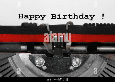 Alles Gute zum Geburtstag mit der alten Schreibmaschine auf der weißen Seite geschrieben Stockfoto