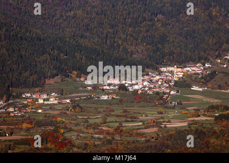 Bergpanorama im Herbst mit kleinen Stadt namens MEZZA Wolkenstein in Norditalien Stockfoto