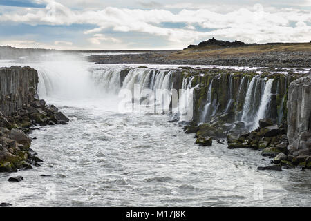 Selfoss Wasserfälle im Norden Islands mit Sturm Wolken im Hintergrund, Island Stockfoto