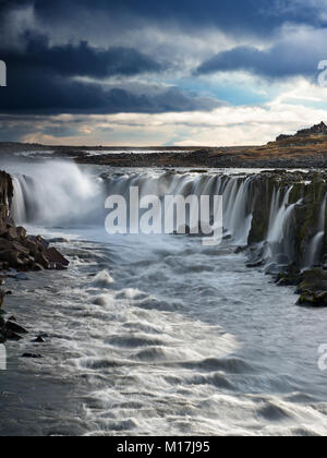 Selfoss Wasserfälle im Norden Islands mit Sturm Wolken im Hintergrund, Island Stockfoto