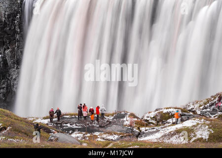 Touristen stehen und beobachten Wasserfall Dettifoss an einem bewölkten Herbst Tag, Island Stockfoto