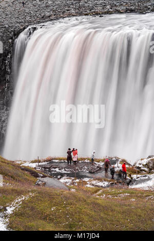 Touristen stehen und beobachten Wasserfall Dettifoss an einem bewölkten Herbst Tag, Island Stockfoto