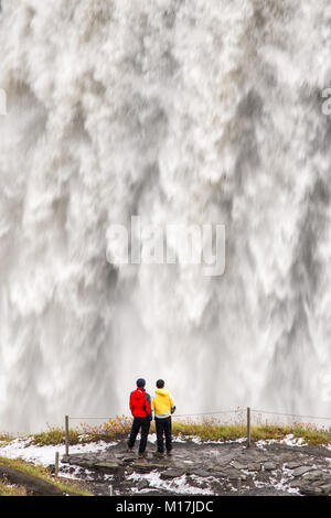 Touristen stehen und beobachten Wasserfall Dettifoss an einem bewölkten Herbst Tag, Island Stockfoto