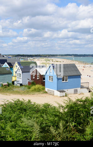 Bunt bemalten hölzernen Umkleidekabinen am Strand bei den Sanddünen bei Mudeford Spucken, in der Nähe von Christchurch, Dorset, England, Grossbritannien, Europa Stockfoto