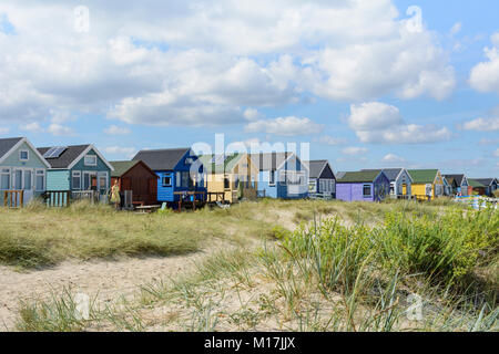 Bunt bemalten hölzernen Umkleidekabinen am Strand bei den Sanddünen bei Mudeford Spucken, in der Nähe von Christchurch, Dorset, England, Grossbritannien, Europa Stockfoto