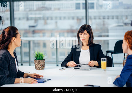 Manager führt Brainstorming Sitzung im Büro für Gestaltung Stockfoto