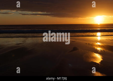 Sonnenaufgang über Embleton Bay Beach, Northumberland, Großbritannien. Beautiful Morning Sky Marine goldene Licht Stockfoto