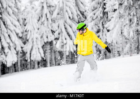 Man Snowboarden in die Berge Stockfoto