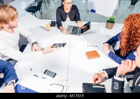 Business-Menschen-Gruppe haben treffen und arbeiten in modernen, hellen Büro indoor Stockfoto