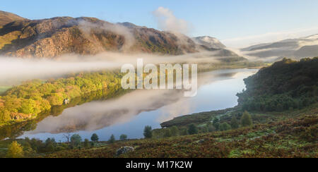 Am frühen Morgen Nebel hängt am Berghang oberhalb Lyn Dinas und Verkleidungen die Täler der Snowdon Horseshoe über Stockfoto