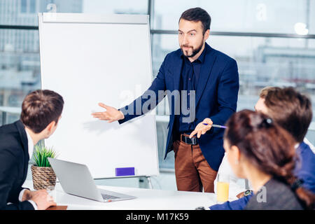 Chef Chef Coaching im Büro. Auf Ausbildung. Wirtschaft und Bildung Konzept Stockfoto