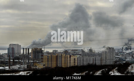 Metallurgie Pflanze bei Sonnenuntergang. Smog in der Stadt. Rohre mit weißen Rauch. Metallurgische steel works. Ökologie Probleme, Luftschadstoffe Stockfoto