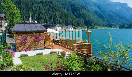 Alleghe, Belluno, Italien: Ein charmantes Bergdorf in einer einzigartigen Naturlandschaft mit Blick auf die faszinierende See entfernt. Stockfoto