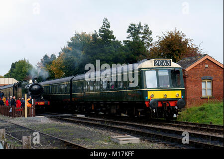 Der Dieselzug, der den Dampfzug passiert, hielt am Bahnhof Toddington in Gloucestershire Stockfoto