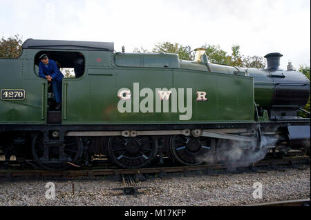 Dampfzug 4270 verlässt das Eisenbahnhauptquartier Gloucestershire Warwickshire am Bahnhof Toddington in Gloucestershire Stockfoto