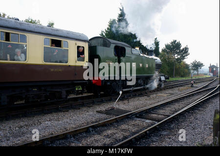 Dampfmaschine 4270 verlässt die Eisenbahnzentrale der Gloucestershire Warwickshire in der Toddington Station in Gloucestershire Stockfoto