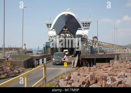 Arran Fähre Caledonian Inseln oder eileanan Chaledonia Segeln von Brodick auf Arran ausbooten Passagiere am Hafen Ardrossan Ayrshire, Schottland Stockfoto