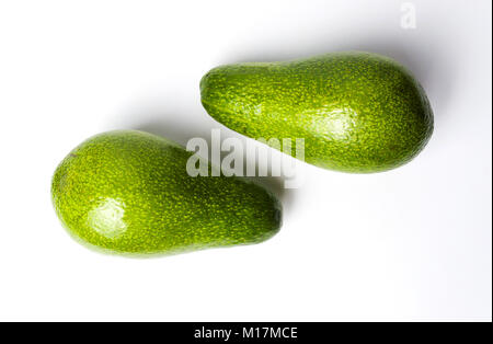 Zwei Avocados auf weißem Hintergrund. Gesunde Ernährung Stockfoto