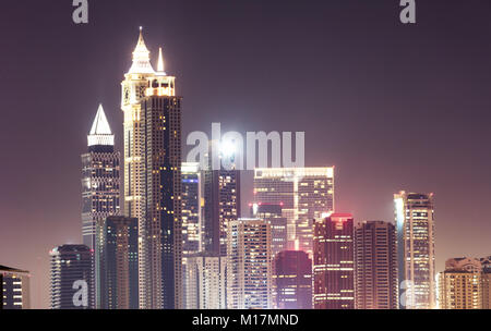 Beleuchtete Skyline von Dubai bei Nacht gegen Sky Stockfoto