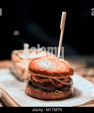 Juicy big Hamburger auf die Ergebnisse Stockfoto