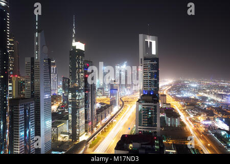 Blick auf die Wolkenkratzer und der Verkehr auf der Sheikh Zayed Road, Dubai, Vereinigte Arabische Emirate Stockfoto