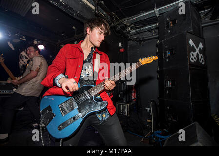 Leeds, Großbritannien. 27. Januar 2018. Alex Mountford, Gitarristen Sam und Louis Matlock und Bassist Sam Chappell von Tot! Im Key Club in Leeds 27/01/2017 Credit: Gary Mather/Alamy leben Nachrichten Stockfoto