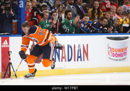 Tampa, Florida, USA. 27 Jan, 2018. DIRK SHADD | Zeiten. Edmonton Oilers vorwärts Connor McDavid (97) Sieger des NHL schnellste Skater während des NHL All-Star Skills Konkurrenz an Amalie Arena in Tampa Samstag (27.01.18) Gutschrift: Dirk Shadd/Tampa Bay Zeiten/ZUMA Draht/Alamy leben Nachrichten Stockfoto