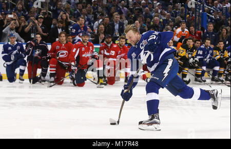 Tampa, Florida, USA. 27 Jan, 2018. DIRK SHADD | Zeiten. Tampa Bay Lightning vorwärts Steven Stamkos (91) während der härtesten Schuss NHL All-Star Skills Konkurrenz an Amalie Arena in Tampa Samstag (27.01.18) Gutschrift: Dirk Shadd/Tampa Bay Zeiten/ZUMA Draht/Alamy leben Nachrichten Stockfoto