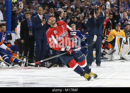 Tampa, Florida, USA. 27 Jan, 2018. DIRK SHADD | Zeiten. Washington Capitals, Alexander Ovechkin (8) Gewinner der härtesten Schuss NHL All-Star Skills Konkurrenz an Amalie Arena in Tampa Samstag (27.01.18) Gutschrift: Dirk Shadd/Tampa Bay Zeiten/ZUMA Draht/Alamy leben Nachrichten Stockfoto