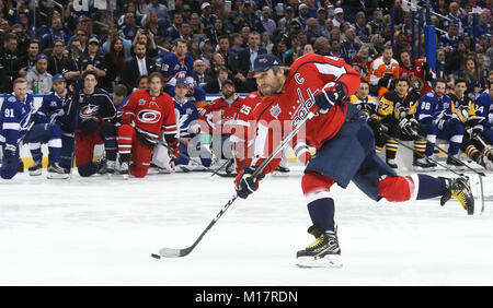 Tampa, Florida, USA. 27 Jan, 2018. DIRK SHADD | Zeiten. Washington Capitals, Alexander Ovechkin (8) Gewinner der härtesten Schuss NHL All-Star Skills Konkurrenz an Amalie Arena in Tampa Samstag (27.01.18) Gutschrift: Dirk Shadd/Tampa Bay Zeiten/ZUMA Draht/Alamy leben Nachrichten Stockfoto