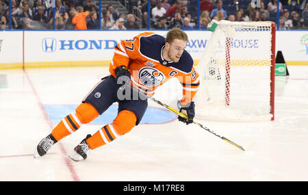 Tampa, Florida, USA. 27 Jan, 2018. DIRK SHADD | Zeiten. Edmonton Oilers vorwärts Connor McDavid (97) Sieger des NHL schnellste Skater während des NHL All-Star Skills Konkurrenz an Amalie Arena in Tampa Samstag (27.01.18) Gutschrift: Dirk Shadd/Tampa Bay Zeiten/ZUMA Draht/Alamy leben Nachrichten Stockfoto