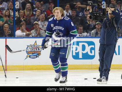 Tampa, Florida, USA. 27 Jan, 2018. DIRK SHADD | Zeiten. Vancouver Canucks vorwärts Brock Boeser (6) gewinnt die Genauigkeit Shooting contest während des NHL All-Star Skills Konkurrenz an Amalie Arena in Tampa Samstag (27.01.18) Gutschrift: Dirk Shadd/Tampa Bay Zeiten/ZUMA Draht/Alamy leben Nachrichten Stockfoto