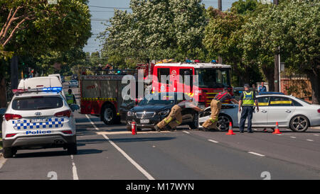 Melbourne, Australien. 28. Januar 2018. Polizei und Feuerwehr Personal klar die Szene von einem Verkehrsunfall in Kooyong Road, South Caulfield. Credit: Philip Spiel/Alamy leben Nachrichten Stockfoto