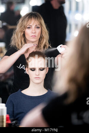 Madrid, Spanien. 27. Januar, 2018. Ein Modell ist Make-up nach der Show von Marcos Luengo bei der Mercedes Benz Fashion Week Madrid Herbst/Winter 2018 Ifema am 27. Februar in Madrid, Spanien 2018. © David Gato/Alamy leben Nachrichten Stockfoto