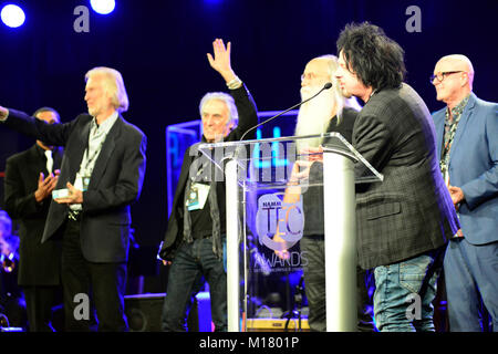 Anaheim, Kalifornien, USA. 28 Jan, 2018. Musiker - [Links nach Rechts] Craig Doerge, Danny Kortchmar, LEELAND SKLAR und RUSS KUNKEL wurden als NAMM TEC Hall der Ruhmeingezogener auf der NAMM TEC Awards 2018, Hilton Hotel, Anaheim, Kalifornien, USA, 27. Januar 2018 geehrt. Der reiche vier Mann Sitzung und Tour Gruppe wurden liebevoll in der Musikindustrie als", "Der Abschnitt." Rolling Stone Magazine betitelte Abschnitt", "Ritter von Soft Rock.'' Sklar Kunkle spielt Bass, Schlagzeug, Gitarre, und Kortchmar Doerge Tasten. In Anlehnung an das Podium ist Steve Lukather, dem Gitarristen und original mem Stockfoto