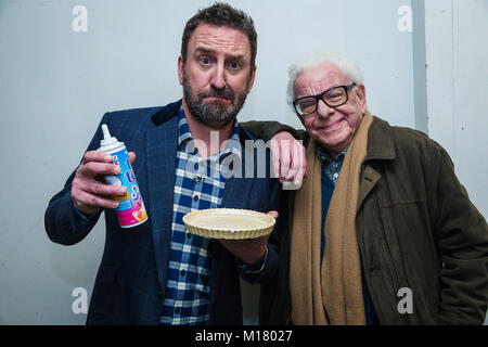 Bristol, UK. 28. Januar 2018. Schauspieler Lee Mack und anderen Komiker Barry Cryer im Bristol Slapstick Festival 2018 an der Colston Hall Kredit: David Betteridge/Alamy leben Nachrichten Stockfoto