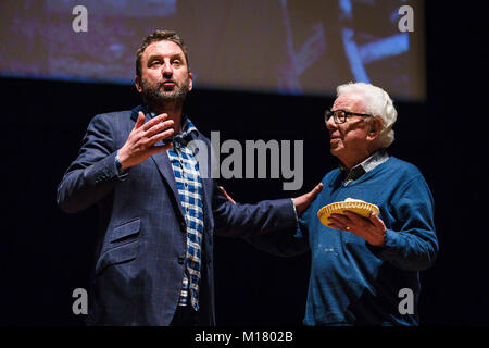 Bristol, UK. 28. Januar 2018. Schauspieler Lee Mack erhält einen vanillepudding Torte im Gesicht von anderen Komiker Barry Cryer im Bristol Slapstick Festival 2018 an der Colston Hall Kredit: David Betteridge/Alamy leben Nachrichten Stockfoto