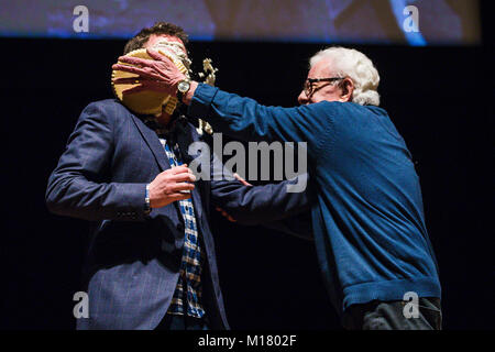 Bristol, UK. 28. Januar 2018. Schauspieler Lee Mack erhält einen vanillepudding Torte im Gesicht von anderen Komiker Barry Cryer im Bristol Slapstick Festival 2018 an der Colston Hall Kredit: David Betteridge/Alamy leben Nachrichten Stockfoto