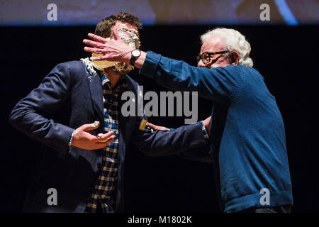 Bristol, UK. 28. Januar 2018. Schauspieler Lee Mack erhält einen vanillepudding Torte im Gesicht von anderen Komiker Barry Cryer im Bristol Slapstick Festival 2018 an der Colston Hall Kredit: David Betteridge/Alamy leben Nachrichten Stockfoto