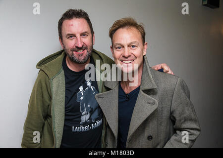 Bristol, UK. 28. Januar 2018. Jason Donovan und Lee Mack backstage in der Bristol Slapstick Festival 2018 an der Colston Hall Kredit: David Betteridge/Alamy leben Nachrichten Stockfoto