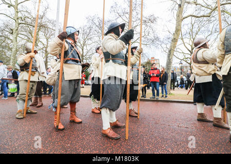 London, Großbritannien. 28. Januar 2018. Die Mitglieder des Englischen Bürgerkriegs Gesellschaft in der Nachstellung der Hinrichtung von König Karl I, als sie die Route von St. James's Palace der Bankett- Haus am Palast von Whitehall, London für seine Hinrichtung am 30. Januar 1649 Credit: Amer ghazzal/Alamy Leben Nachrichten zurückverfolgen Stockfoto