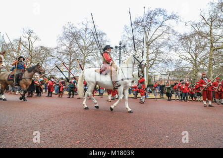 London, Großbritannien. 28. Januar 2018. Die Mitglieder des Englischen Bürgerkriegs Gesellschaft in der Nachstellung der Hinrichtung von König Karl I, als sie die Route von St. James's Palace der Bankett- Haus am Palast von Whitehall, London für seine Hinrichtung am 30. Januar 1649 Credit: Amer ghazzal/Alamy Leben Nachrichten zurückverfolgen Stockfoto