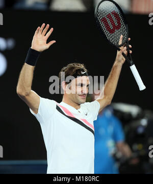 Melbourne, Australien. 28 Jan, 2018. Der Schweizer Roger Federer feiert nach dem Gewinn der Männer singles Finale gegen Kroatien Marin Cilic der Australian Open 2018 in Melbourne, Australien, Jan. 28, 2018. Credit: Li Peng-/Xinhua/Alamy leben Nachrichten Stockfoto