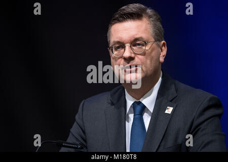 Der Präsident des Deutschen Fußball-Bundes Reinhard Grindel spricht an der Deutschen Fußball-Museums in Dortmund, Deutschland, 28. Januar 2018. In der anlässlich der Internationalen Holocaust-Gedenktag der Deutsche Fußball-Bund hielt eine Gedenkfeier für die Fußballer, die Opfer des NS-Regimes fielen. Foto: Marius Becker/dpa Stockfoto