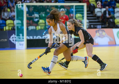 Jaffa Frauen Super 6s Finale der Kupfer-Box Arena. East Grinstead Abi Harper v Leicester Stockfoto