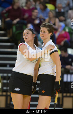 Jaffa Frauen Super 6s Finale der Kupfer, Arena. Holcombe v Bowdon. Sam Quek und Sally Walton Stockfoto