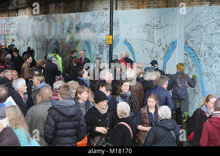 London, Großbritannien, 28. Januar 2018 Pop Künstler Sir Peter Blake am besten für Co bekannt - Erstellen von Design der Hülle für die Beatles Album Sgt. Pepper's Lonely Hearts Club Band bei der Enthüllung von Chiswick Timeline Wandbild an Turnham Green Terrace, unterstützt von Marthe Armitage, Englisch wallpaper Künstler, und Jan Pienkowski, Bücher der Kinder writter, in Anwesenheit des Bürgermeisters von Hounslow, Sue Simson, der Stellvertretender Lord Lieutenant von Hounslow, Maria Pedro und das MP für Brentford and Isleworth, Ruth Cadbury. @ Paul Quiezada-Neiman/Alamy leben Nachrichten Stockfoto