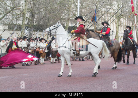 London, Großbritannien. 28. Januar 2018. Die Mitglieder des Englischen Bürgerkriegs Gesellschaft in der Nachstellung der Hinrichtung von König Karl I, als sie die Route von St. James's Palace der Bankett- Haus am Palast von Whitehall, London für seine Hinrichtung am 30. Januar 1649 Credit: Amer ghazzal/Alamy Leben Nachrichten zurückverfolgen Stockfoto