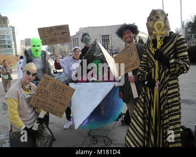 New York, USA. 26 Jan, 2018. Das Team "Alte Aliens' als Außerirdische während der 'Idiotarod' gekleidet ist, eine Freizeit Rennen in Anspielung auf die hundeschlittenrennen "Iditarod" in Alsaka, in New York, USA, 26. Januar 2018. Credit: Johannes Schmitt-Tegge/dpa/Alamy leben Nachrichten Stockfoto